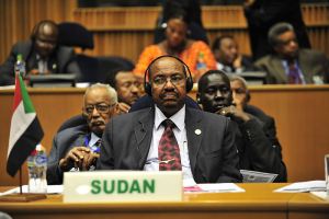 Le Président Soudanais Omar el-Béchir est accusé de crimes de guerre, crimes contre l'humanité et génocide au Darfour.  © U.S. Navy