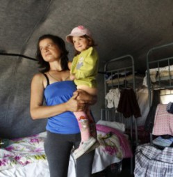 Une femme porte sa fille dans ses bras dans un camp de réfugiés en Ukraine. © Reuters/Eduard Korniyenko